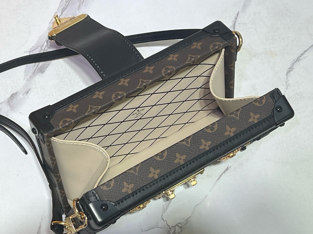 Mono Trunk Crossbody