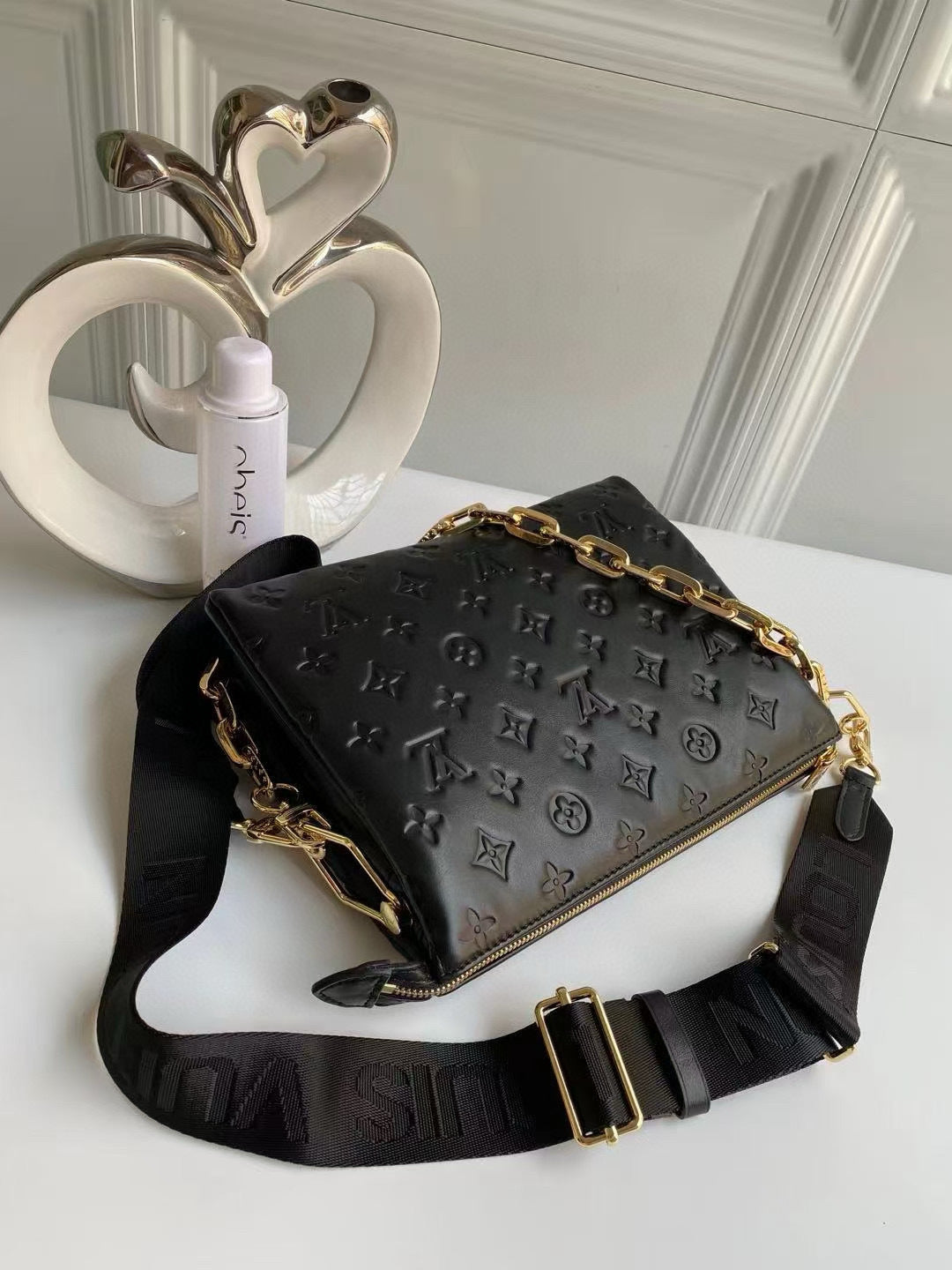 Counter Quality Black Embossed Coussin