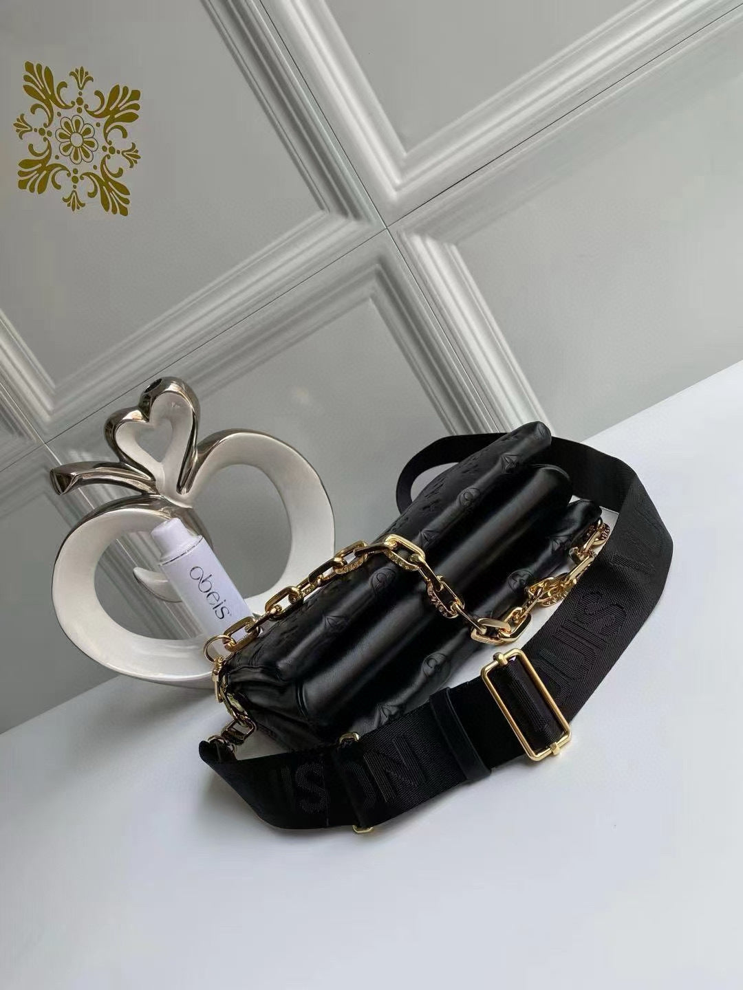 Counter Quality Black Embossed Coussin