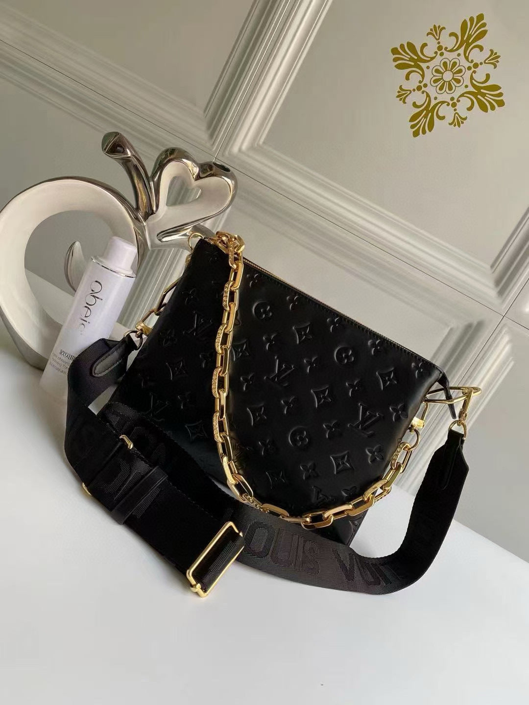 Counter Quality Black Embossed Coussin