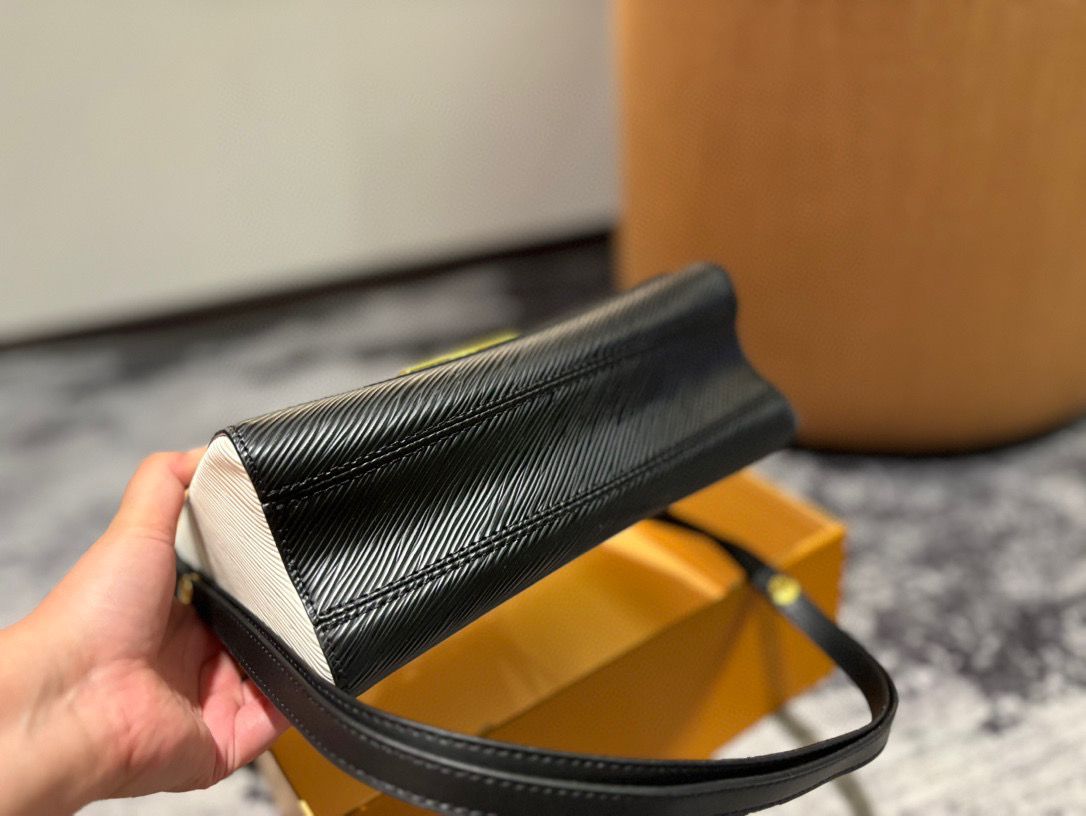 Twist Crossbody