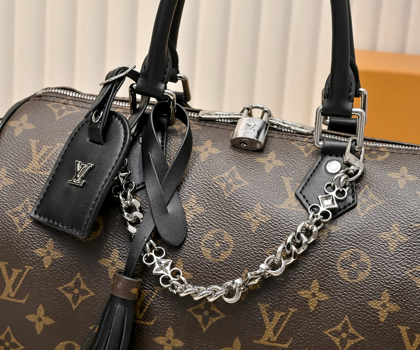 Mono and Black Speedy