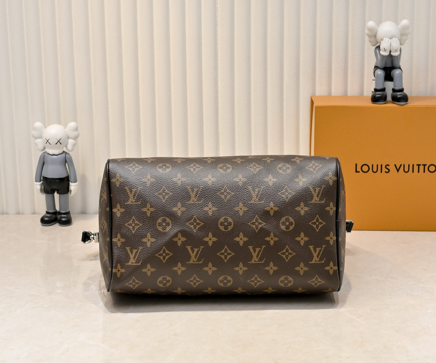 Mono and Black Speedy