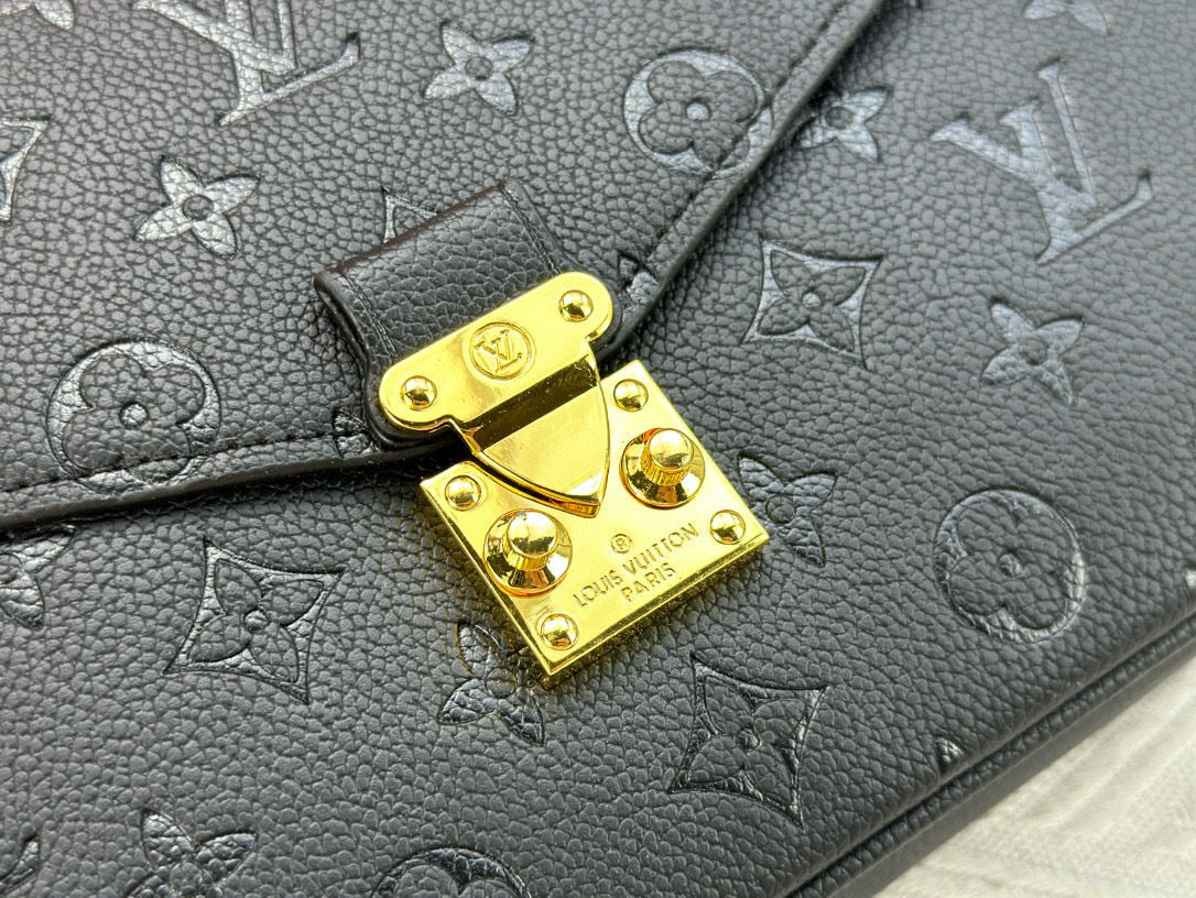 Black Embossed Métis