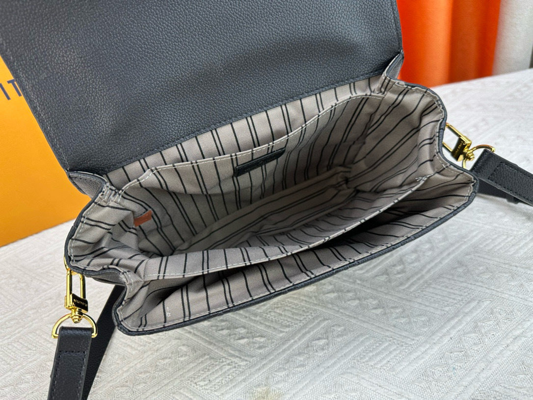 Black Embossed Métis