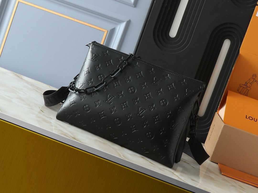 Medium All Black Size Coussin
